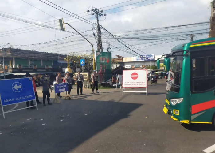 PENGALIHAN ARUS : Poses pengalihan arus dan update pengerjaan jalan jebol dekat pasar bajera.