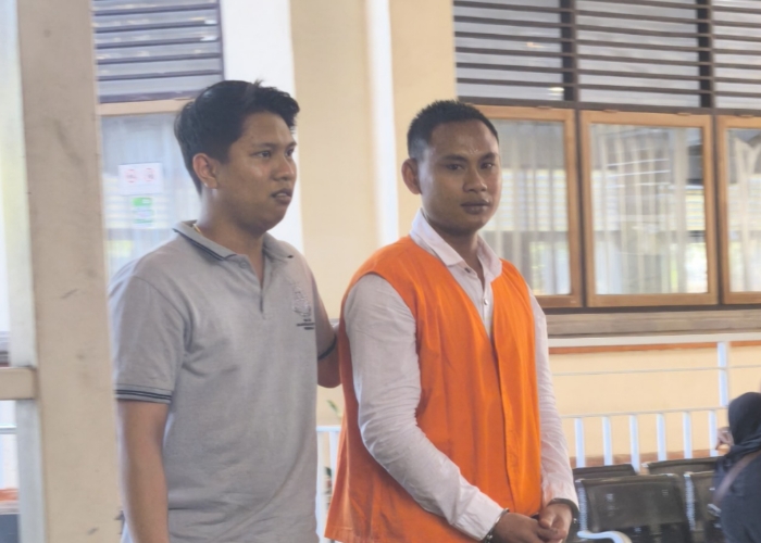 Terdakwa I Wayan Sudirta usai menjalani sidang perdana di PN Denpasar.