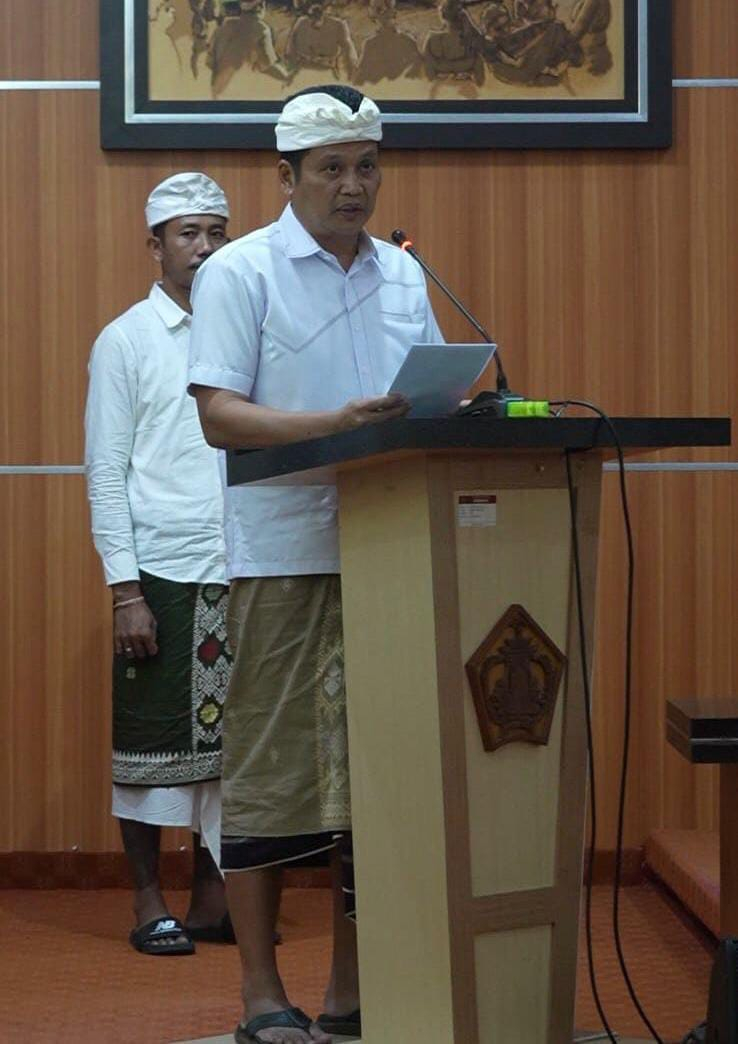 Bupati Jembrana I Made Kembang Hartawan saat menghadiri Rapat Paripurna II DPRD Jembrana yang dipimpin langsung Ketua DPRD Ni Made Sri Sutharmi, Kamis (10/7).