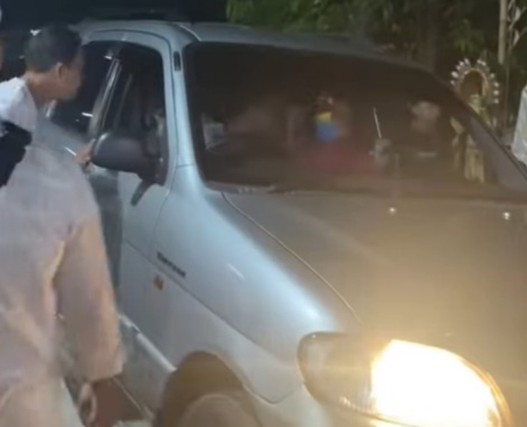 Video Warga Beri Jalan untuk Mobil Bawa Orang Sakit di Tengah Pementasan Calonarang