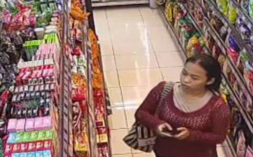 Wanita Berbaju Merah Terekam Kamera Mencuri di Circle K Gunung Sanghyang