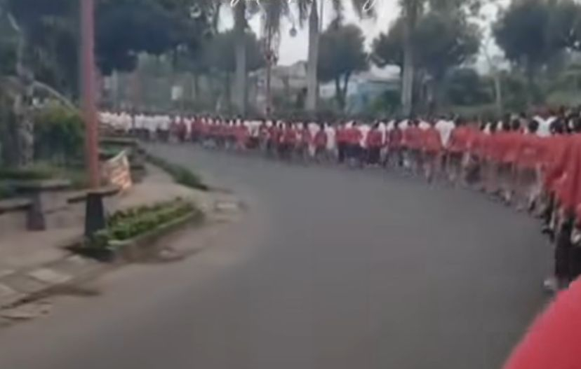 Ribuan PPPK Gianyar Berjalan Kaki, Jemput SK Pengangkatan dengan Penuh Semangat