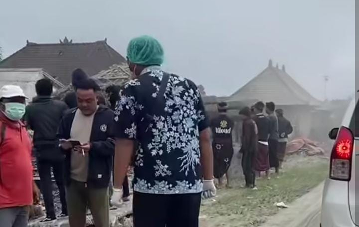 Warga dan Relawan Bahu-Membahu Bersihkan Puing pasca kecelakaan Truk blong di Kayubihi