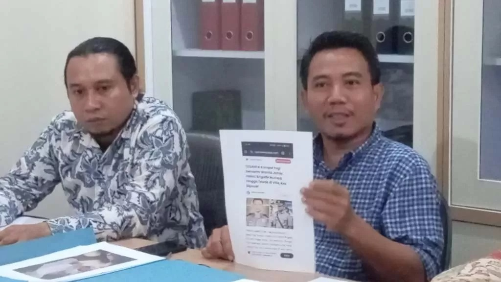 Penasihat Hukum Kompol I Made Yogi Purusa Utama, Suhartono menyampaikan keterangan terkait kasus kematian Brigadir Nurhadi, Selasa (8/7)