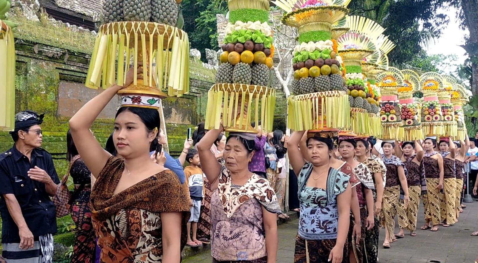Parade gebogan meriahkan pembukaan Penglipuran Village Festival, Kamis (10/7/2025).