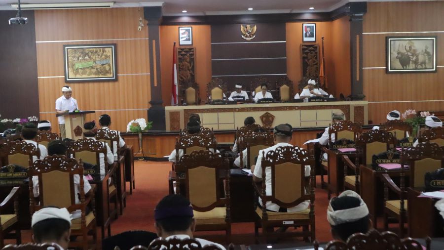 Bupati Jembrana I Made Kembang Hartawan saat menghadiri Rapat Paripurna II DPRD Jembrana yang dipimpin langsung Ketua DPRD Ni Made Sri Sutharmi, Kamis (10/7/2025).