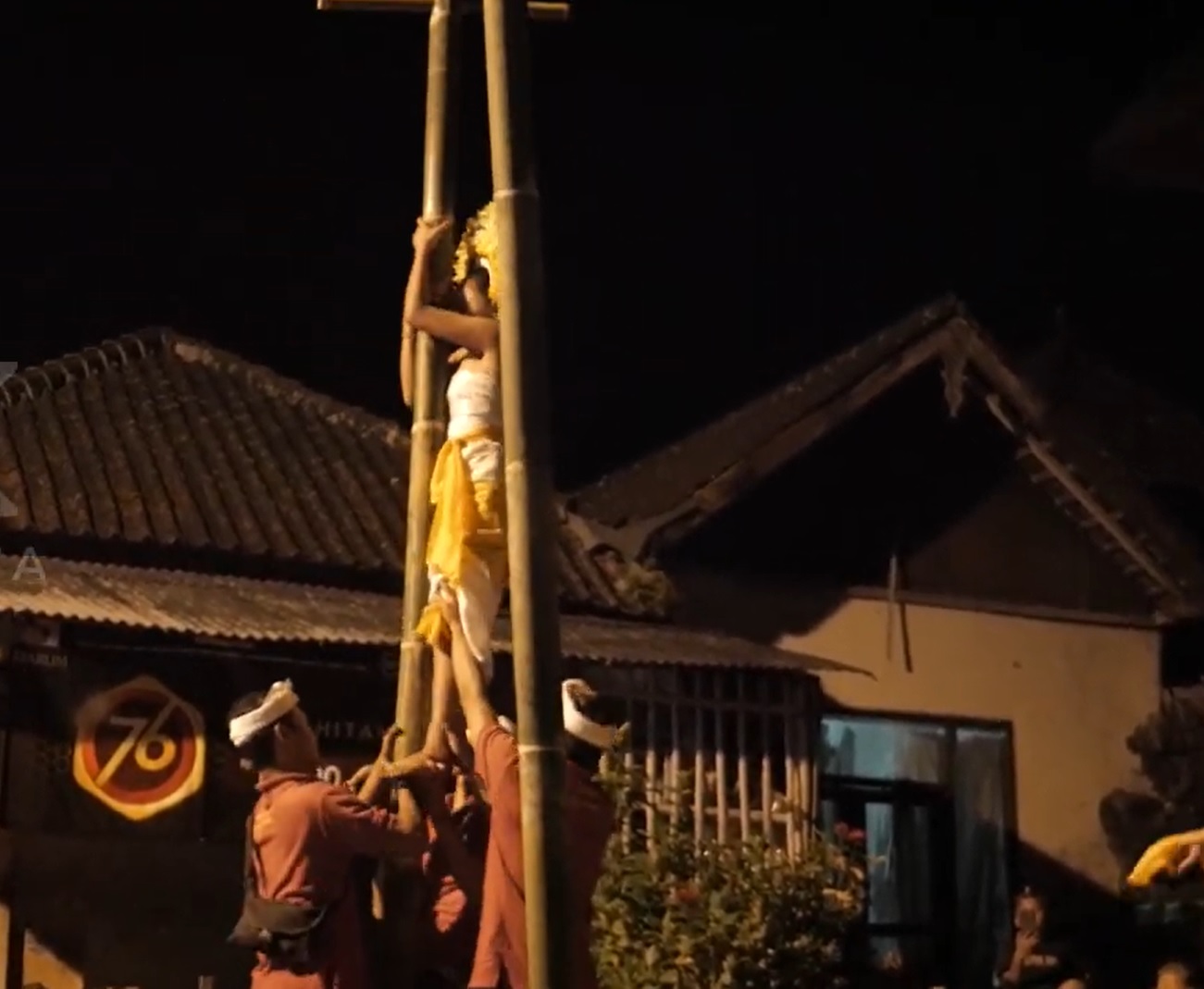 Penari Tari Sang Hyang saat menaiki Bambu di Desa Geriana Kauh