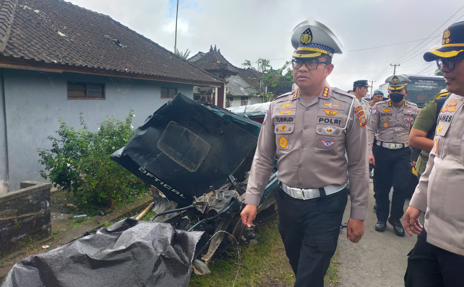 Dirlantas Polda Bali, Kombes Pol Turmudi mendatangi lokasi kecelakaan di Dusun Bangklet, Kabupaten Bangli, Bali, Kamis (11/7/2025).