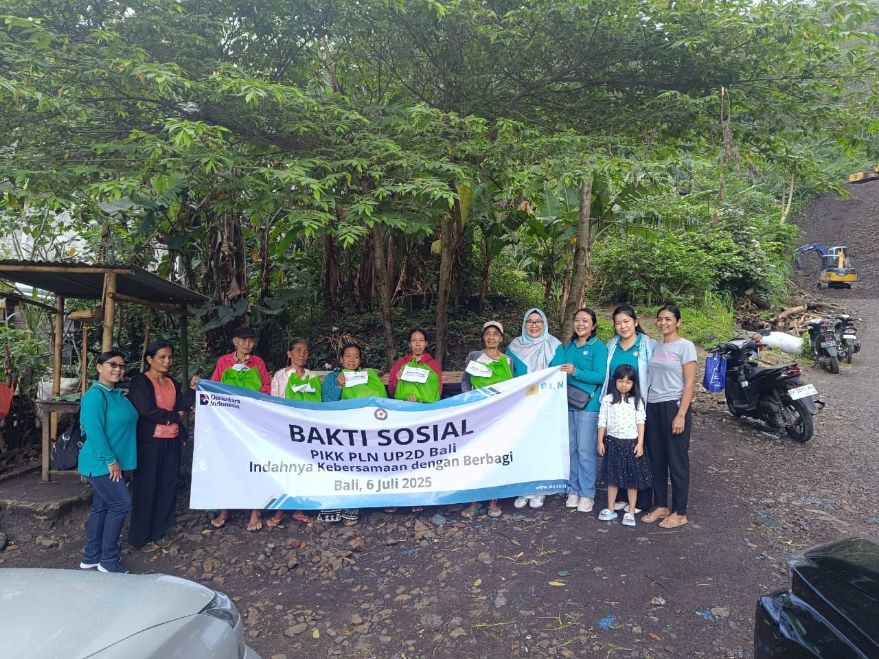 Ketua PIKK PLN UP2D Bali Ny. Tanti Irwan (Berjilbab memakai baju biru) beserta perwakilan pengurus PIKK PLN UP2D Bali berkesempatan untuk berfoto bersama dengan penerima manfaat bantuan sembako di des