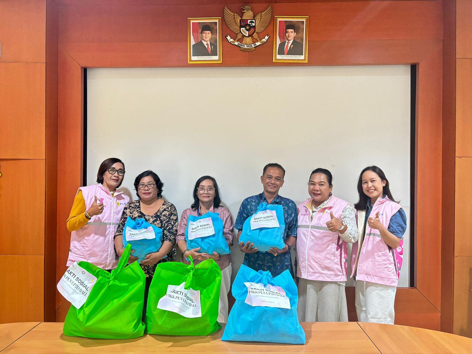 Perwakilan Srikandi PLN UP2D Bali memberikan bantuan sembako untuk pensiunan TAD di lingkungan PLN UP2D Bali