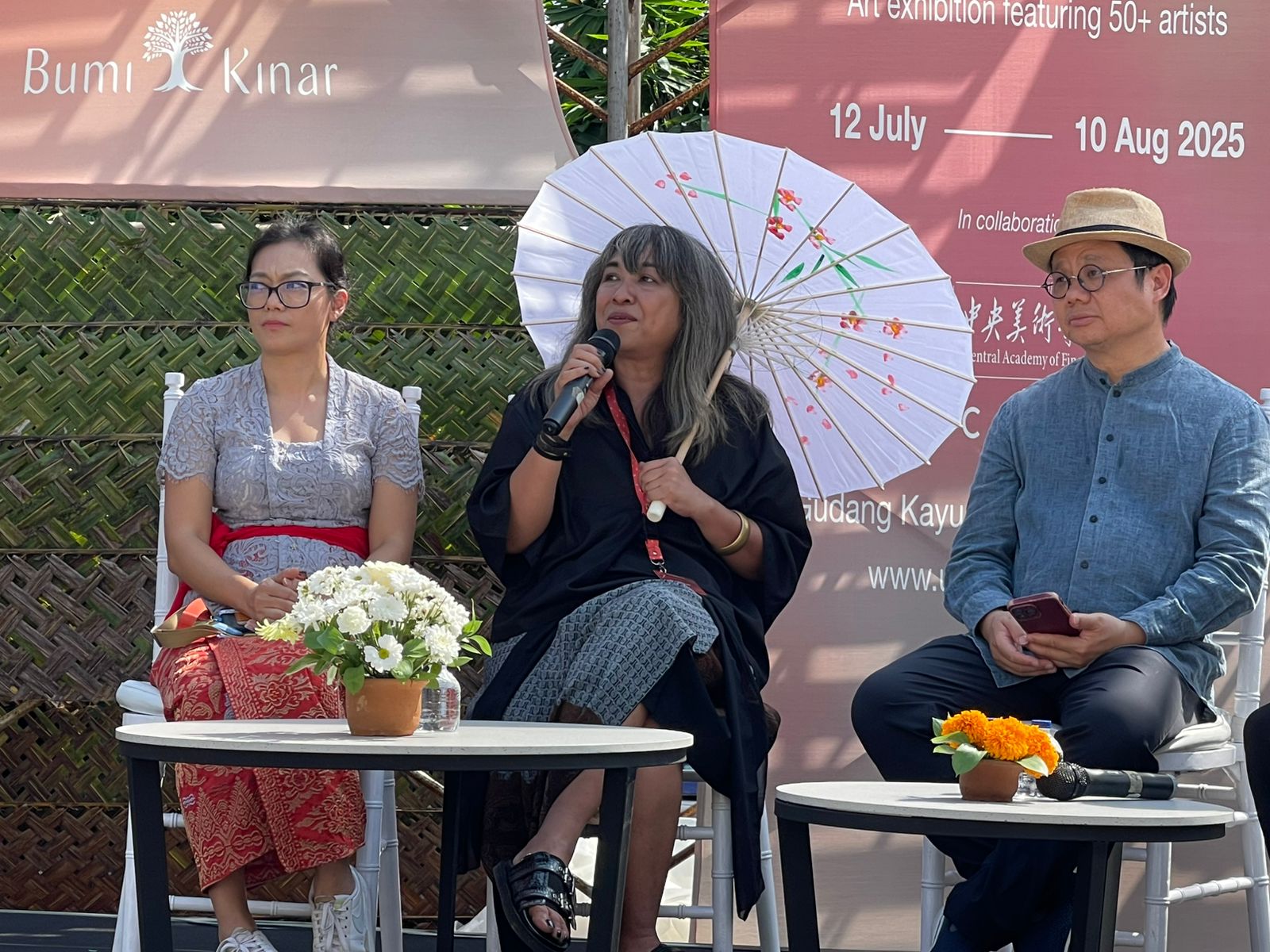 Pameran &ldquo;Parallels: Legacies in Flux&rdquo; menampilkan karya lebih dari 70 seniman dari Bali dan Tiongkok, yang dikurasi oleh Farah Wardani (Indonesia) dan Prof. Qiu Ting (Tiongkok).