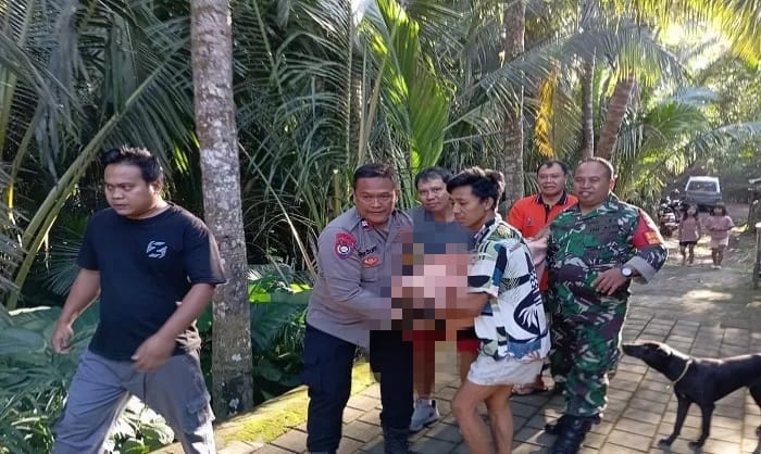 Gede Wirba, warga Desa Bulian, Buleleng, dievakuasi setelah tersetrum.