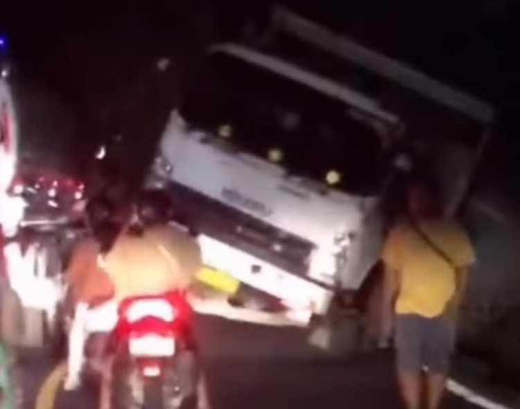 Truk Terperosok di Karangasem Bali
