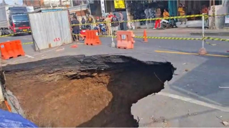 Jalan Ambles di Bajera Lumpuhkan Akses Denpasar&ndash;Gilimanuk