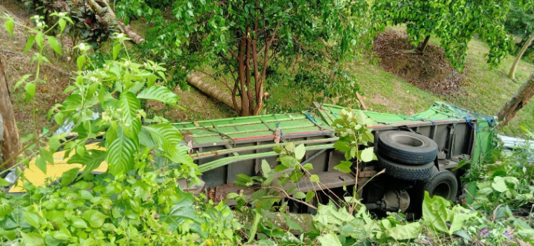 Truk dengan nomor polisi S 9445 NF masuk jurang di Sukasada, Buleleng, Jumat (11/7/2025)