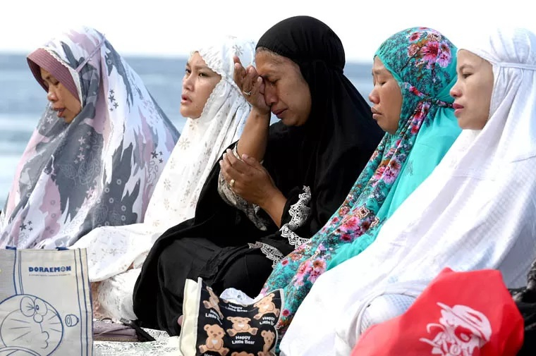 Keluarga korban kapal tenggelam ikut melaksanakan salat gaib. Mereka berharap keluarganya bisa ditemukan
