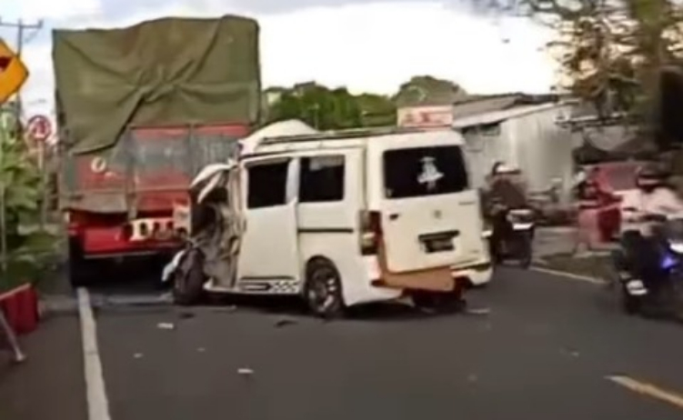 Mobil Van Tabrak Truk di dekat Pasar Bajera, Tabanan