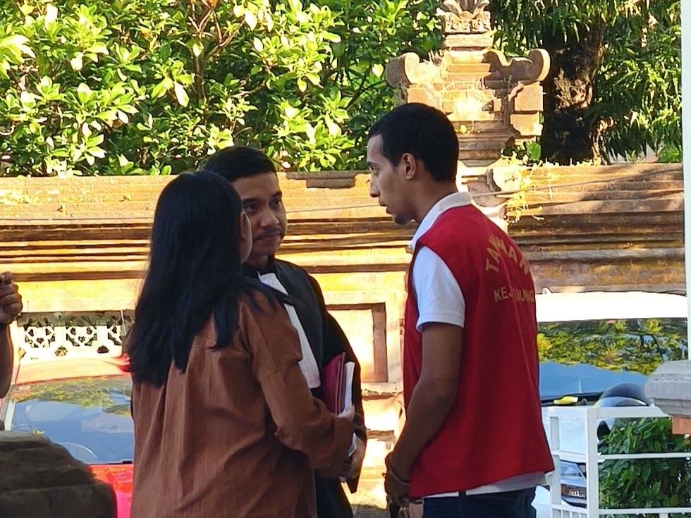 Terdakwa Yassine El Korchi setelah menjalani sidang putusan atas kasus penipuan di PN Denpasar, Bali, Kamis (10/7/2025).