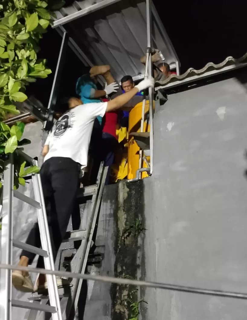 asad korban dievakuasi ke Rumah Sakit Pusdik Bhayangkara Porong, Kamis (10/7/2025) malam.