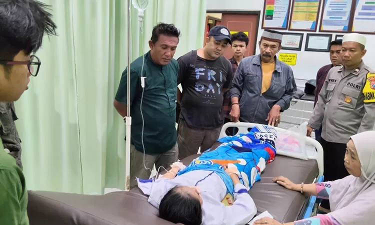 Amanda Salsa Sabila mendapatkan pertolongan medis setelah terjatuh lantaran aksi percobaan pembegalan di ruas jalan pantura Desa Curahsawo, Kecamatan.