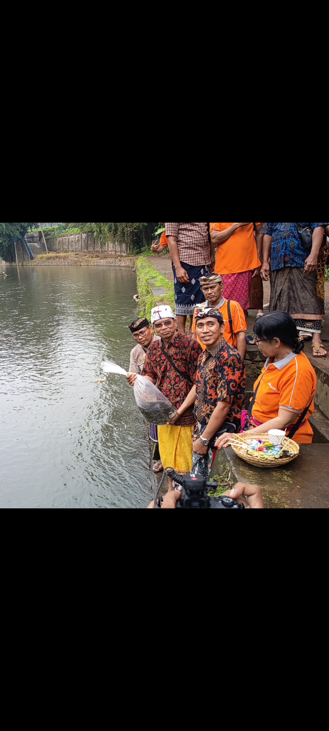 DILEPAS : Pelepasan bibit ikan nila di Sungai Pakerisan, Desa Adat Patemon, Desa Pejeng Kelod, Kecamatan Tampaksiring.