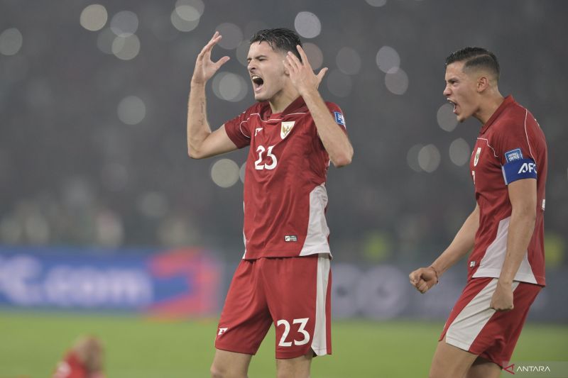 Jays Noah Idzes (kanan) dan Justin Hubner (kiri) usai mengalahkan Timnas China Kualifikasi Piala Dunia 2026 putaran ketiga Grup C di Stadion Utama Gelora Bung Karno, Kamis (5/6/2025).