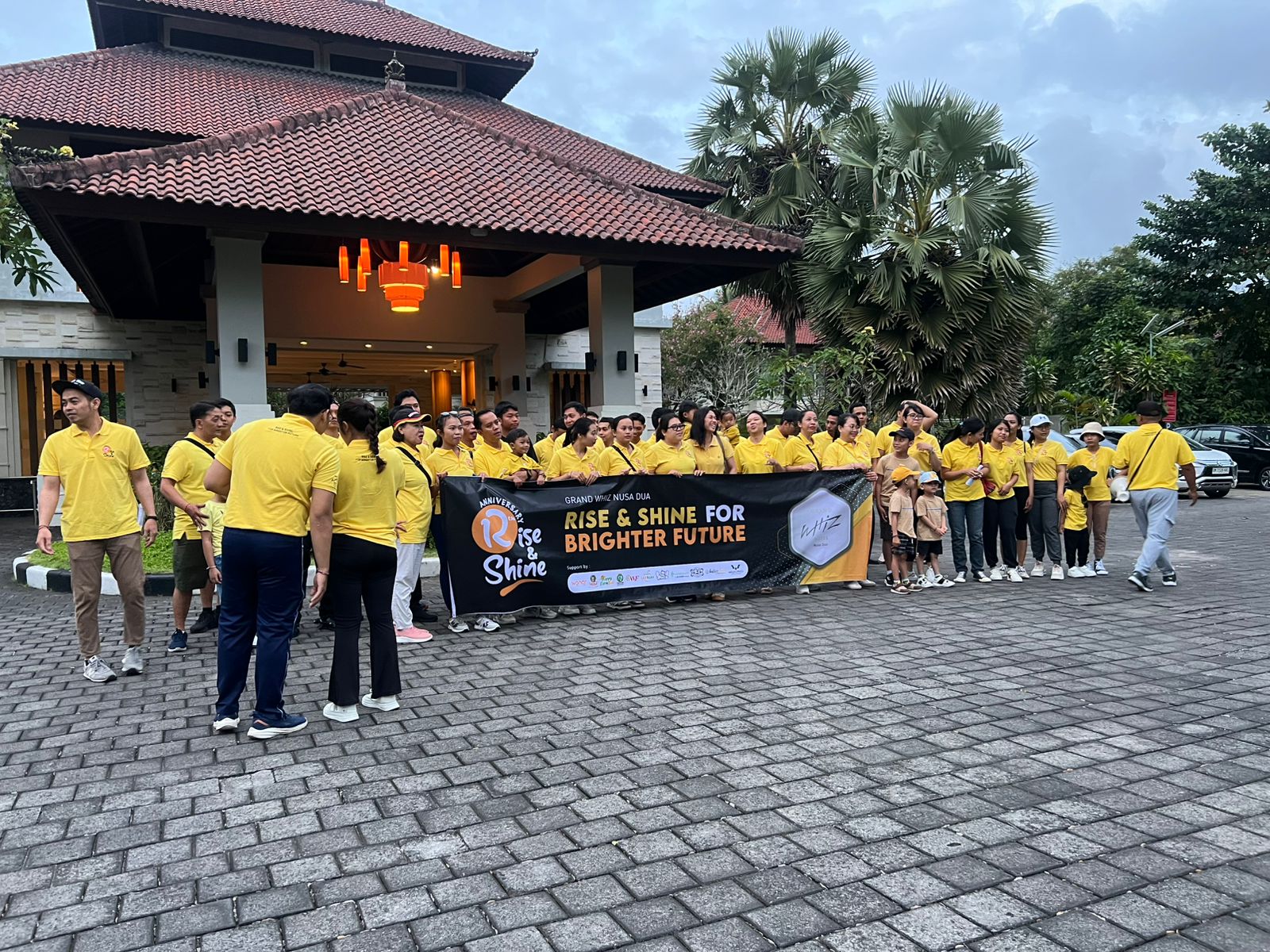 Grand Whiz Hotel Nusa Dua Awali Perayaan HUT ke-12 dengan Jalan Santai dan Senam Sehat Bersama Tamu dan Staf