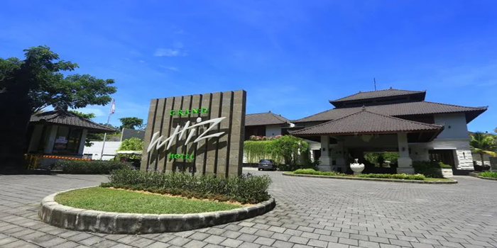 Terletak di jantung kawasan wisata Nusa Dua, tepatnya di Blok T, Benoa, Kuta Selatan &ndash; Grand Whiz Nusa Dua menawarkan akomodasi tropis yang nyaman dan strategis. Hanya 3 menit dari Pantai Nusa Dua dan