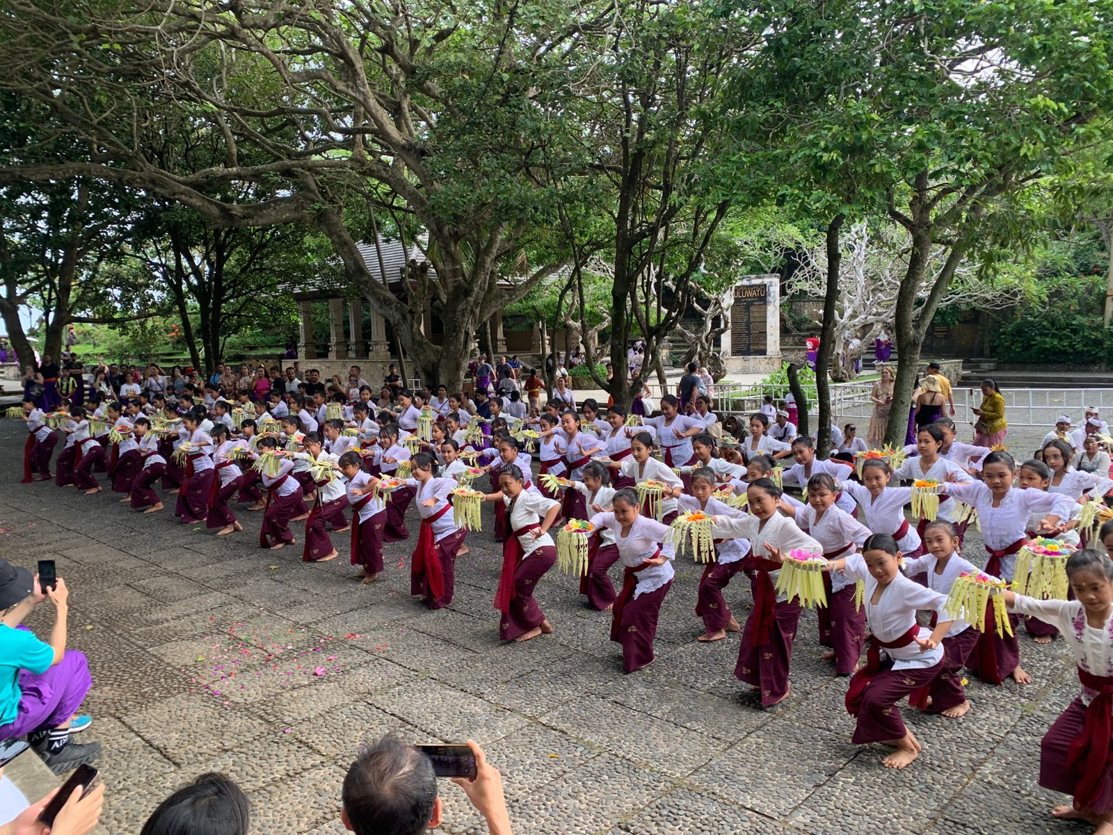 MENARI: Seratus anak-anak dari Pasraman Desa Adat Pecatu saat menari Pendet dalam rangkaian upacara tumpek kandang di Pura Luhur Uluwatu, Sabtu (12/7).