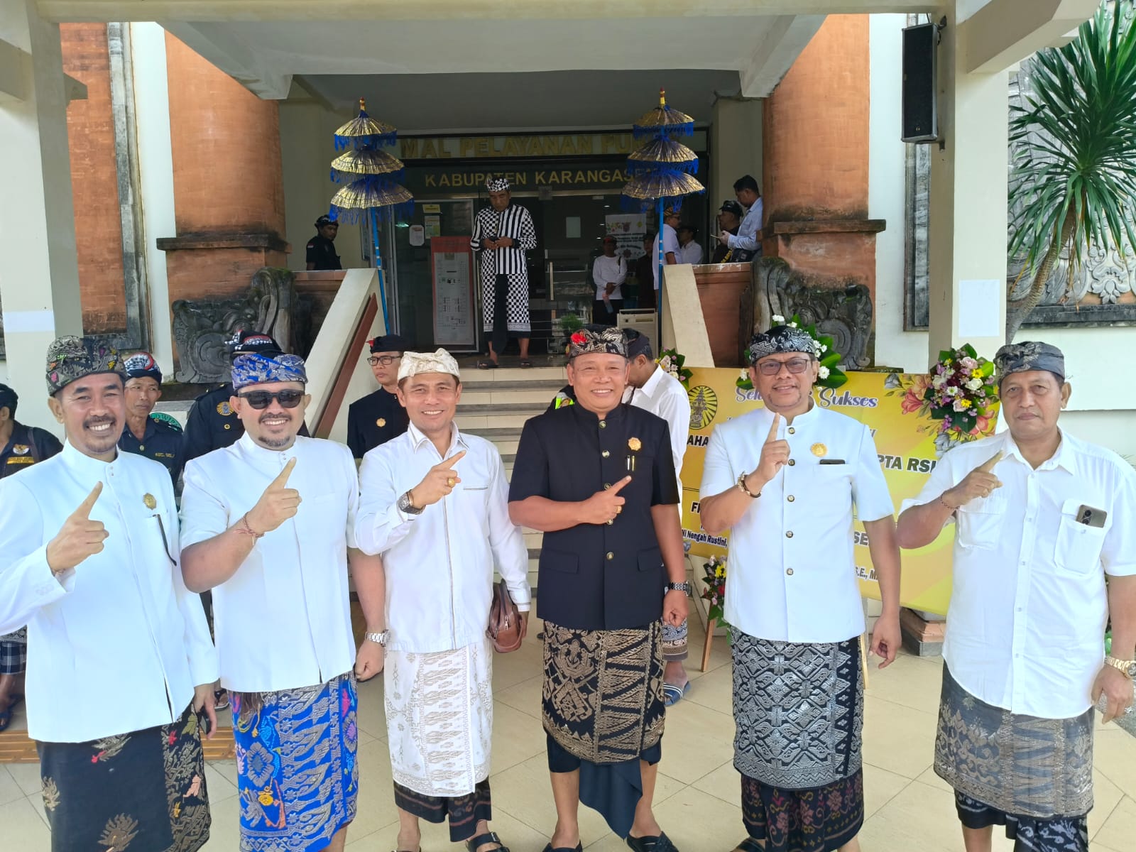 Wayan Suparta (dua dari kanan), yang terpilih sebagai Ketua MGPSSR Karangasem dalam Loka Sabha, Sabtu (12/7).