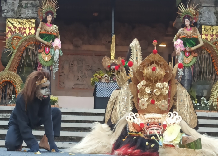 NGELAWANG: Penampilan Sanggar Seni Tindak Alit dari Banjar Sengguan, Kelurahan Sempidi, Kecamatan Mengwi yang membawakan parade ngelawang di area Art Centre, Denpasar, Sabtu (12/7).