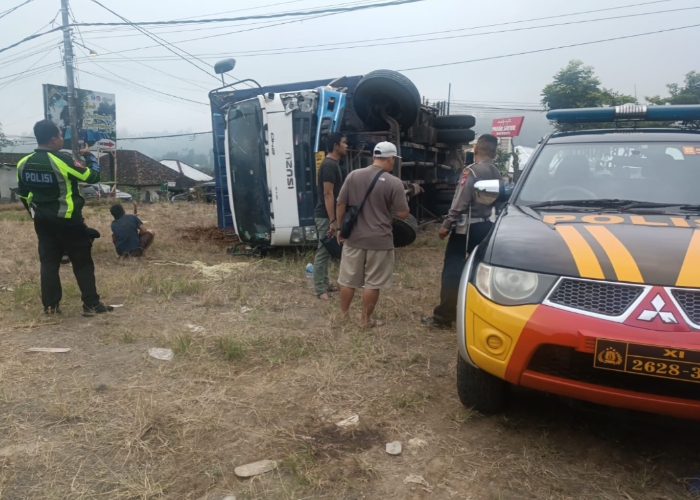 Kecelakaan truk kembali terjadi di jalur Baturiti akibat pengalihan arus lalu lintas karena jalan jebol.