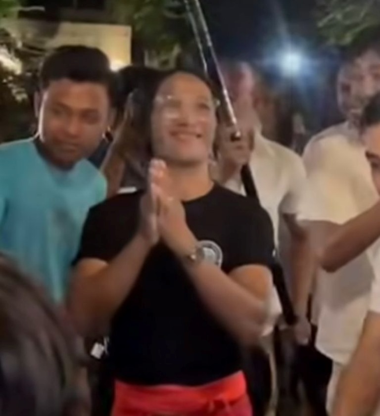 SAMBUTAN: Penyambutan penyanyi Bali Agung Ketut Rai yang tampak meriah di Seririt, bandingkan dengan penyambutan gubernur.