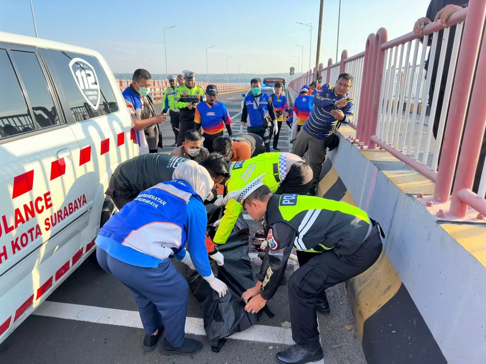 NAHAS : Petugas PJR bersama tim medis dan Polres Bangkalan mengevakuasi korban tewas diduga terserempet mobil di KM 3.400 Jembatan Suramadu arah Surabaya.
