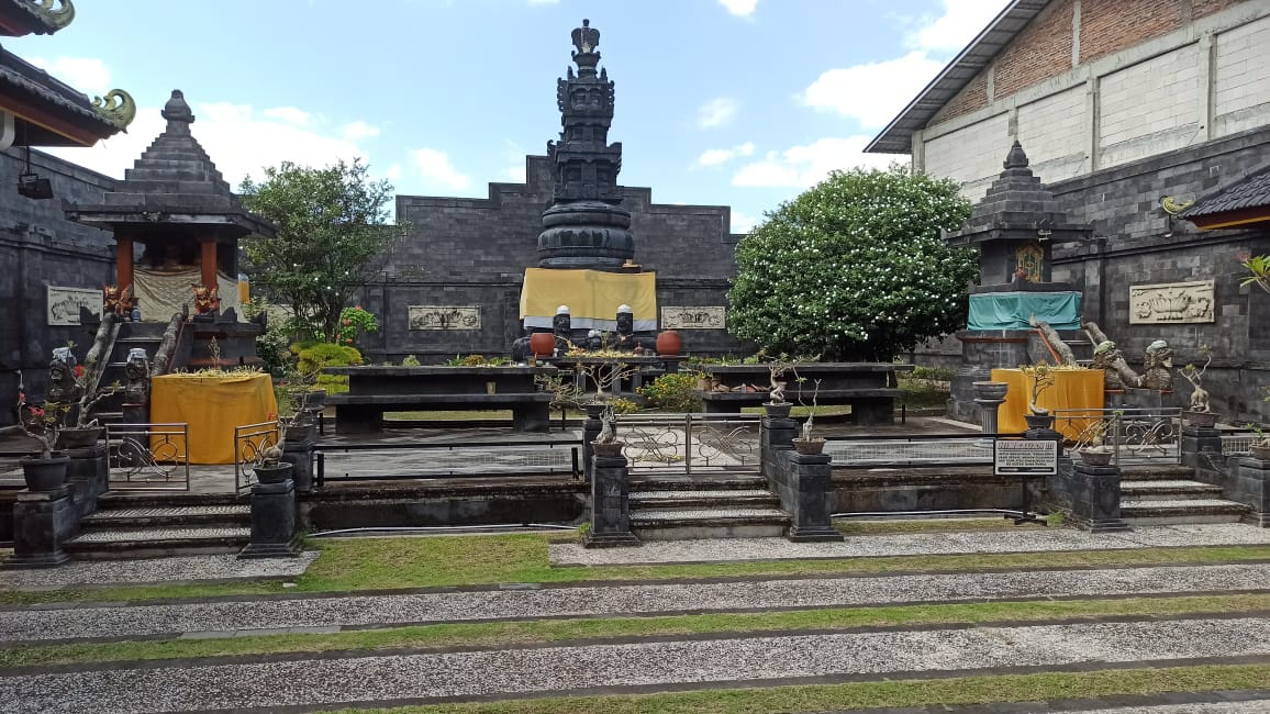 Areal utama mandala Pura Banguntapan Yogyakarta