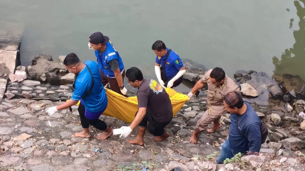 Polisi sedang mengevakuasi jasad korban di Porong, Sidoarjo, Sabtu (12/7/2025).