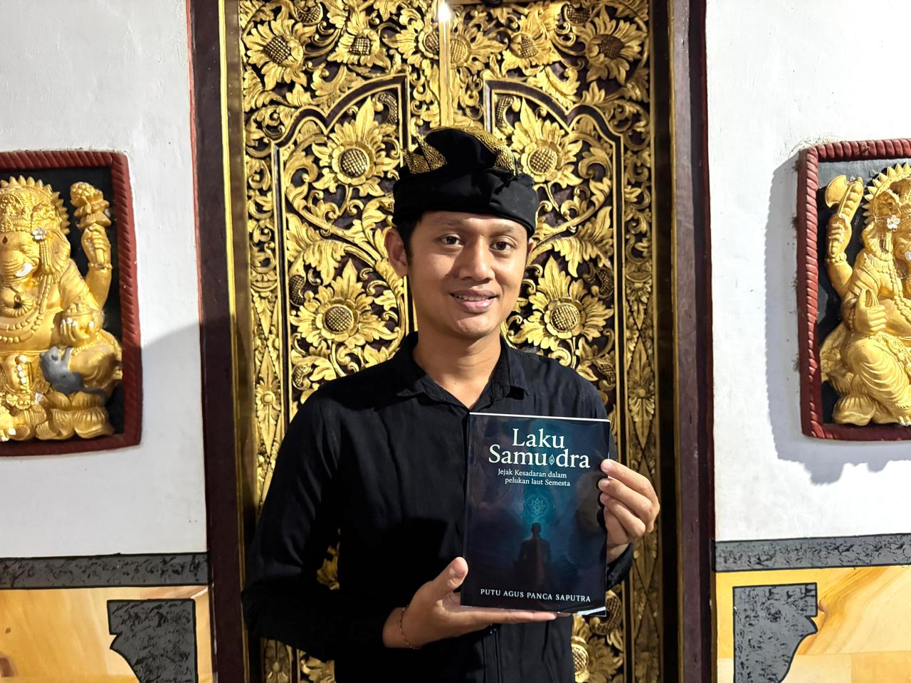 Jro Panca saat menunjukkan Buku Laku Samudra yang ditulisnya