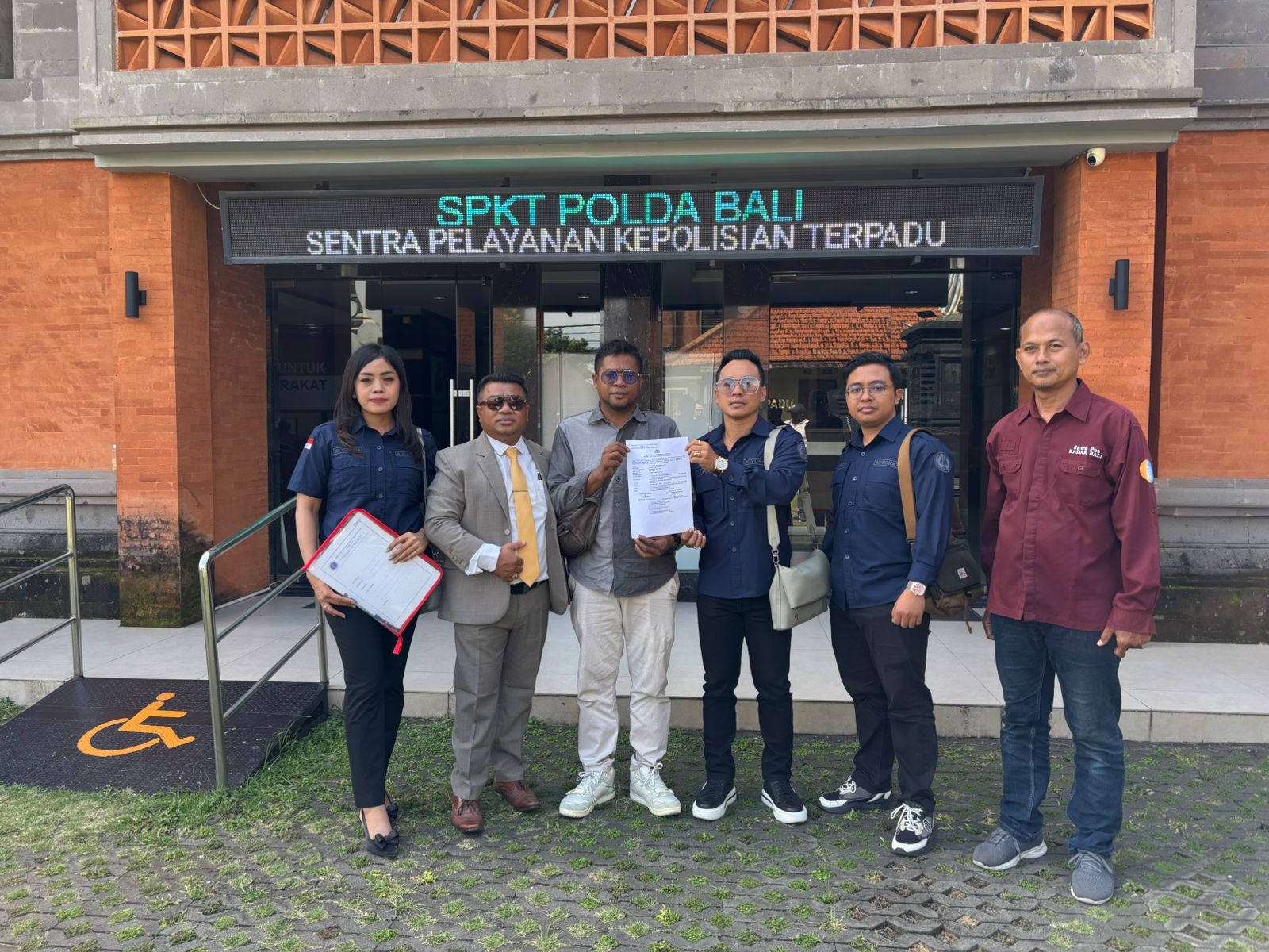 Polwan Aipda Ni Luh Putu Eka Purnawianti, SH., dijatuhi sanksi demosi atau Jurnalis Andre bersama Tim Kuasa Hukum