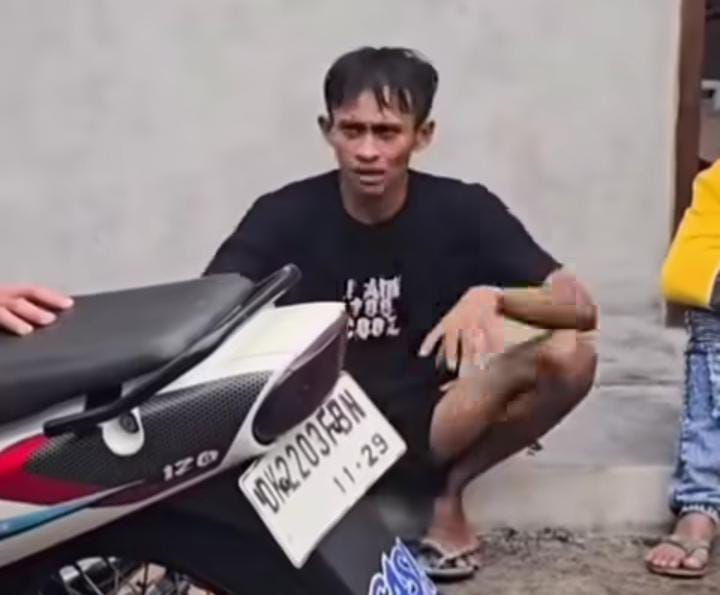 Viral Pria Berperilaku Aneh Usai Diduga Lempari Monyet di Monkey Forest