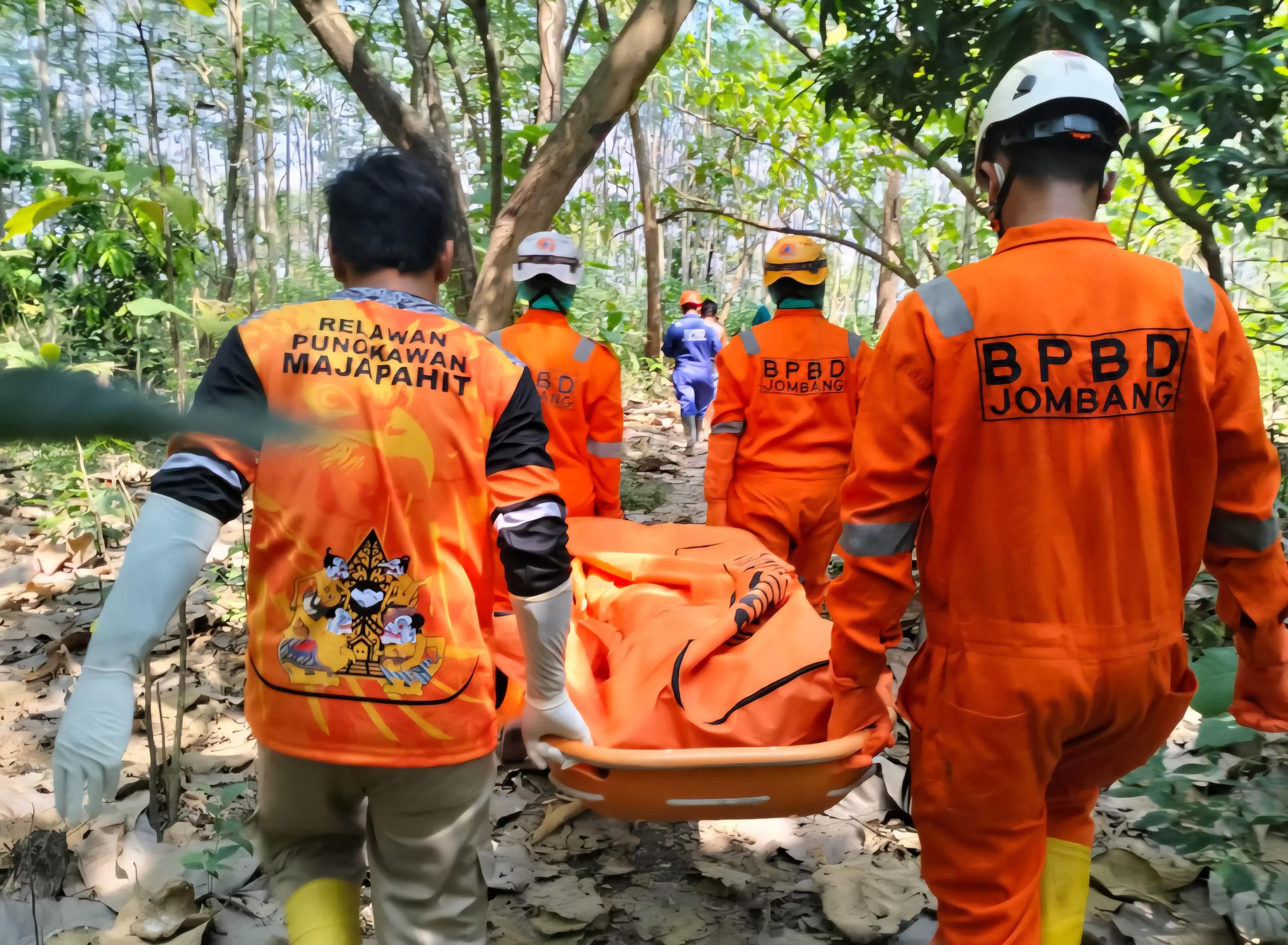 Proses evakuasi jasad pemuda yang ditemukan menggantung di hutan Jatiduwur Jombang.