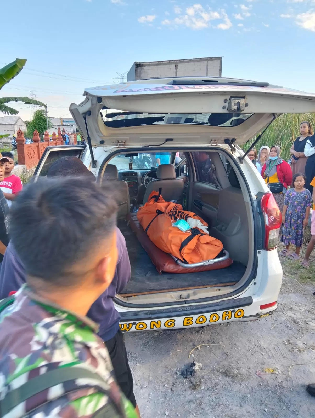 EVAKUASI: Seorang pria lansia bernama Sabari (80) ditemukan tewas di jalur rel kereta api Desa Ngasinan, Menganti, Gresik. Diduga korban tidak menyadari kereta melintas karena gangguan pendengaran.