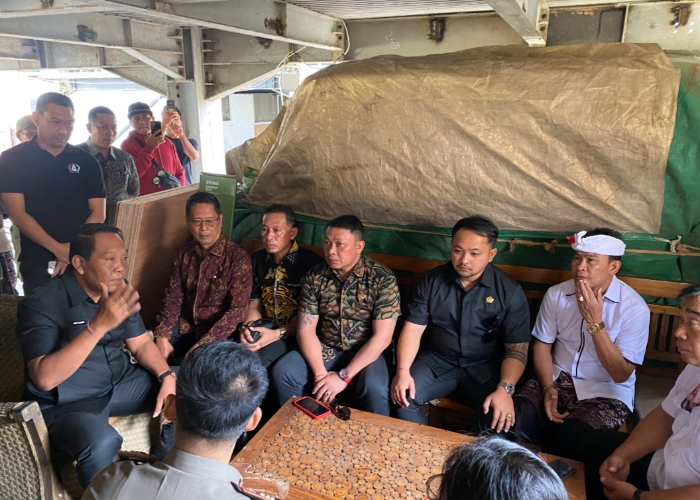 SIDAK: Ketua DPRD Badung, I Gusti Anom Gumanti bersama jajaran Komisi I dan II saat melaksanakan sidak di rumah kos, Lingkungan Menesa Kampial, Kelurahan Benoa, Kuta Selatan, Selasa (15/7).