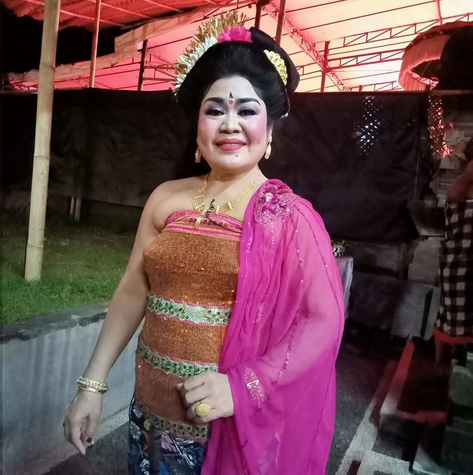 Ni Wayan Suratni, seniman drama gong lawas.
