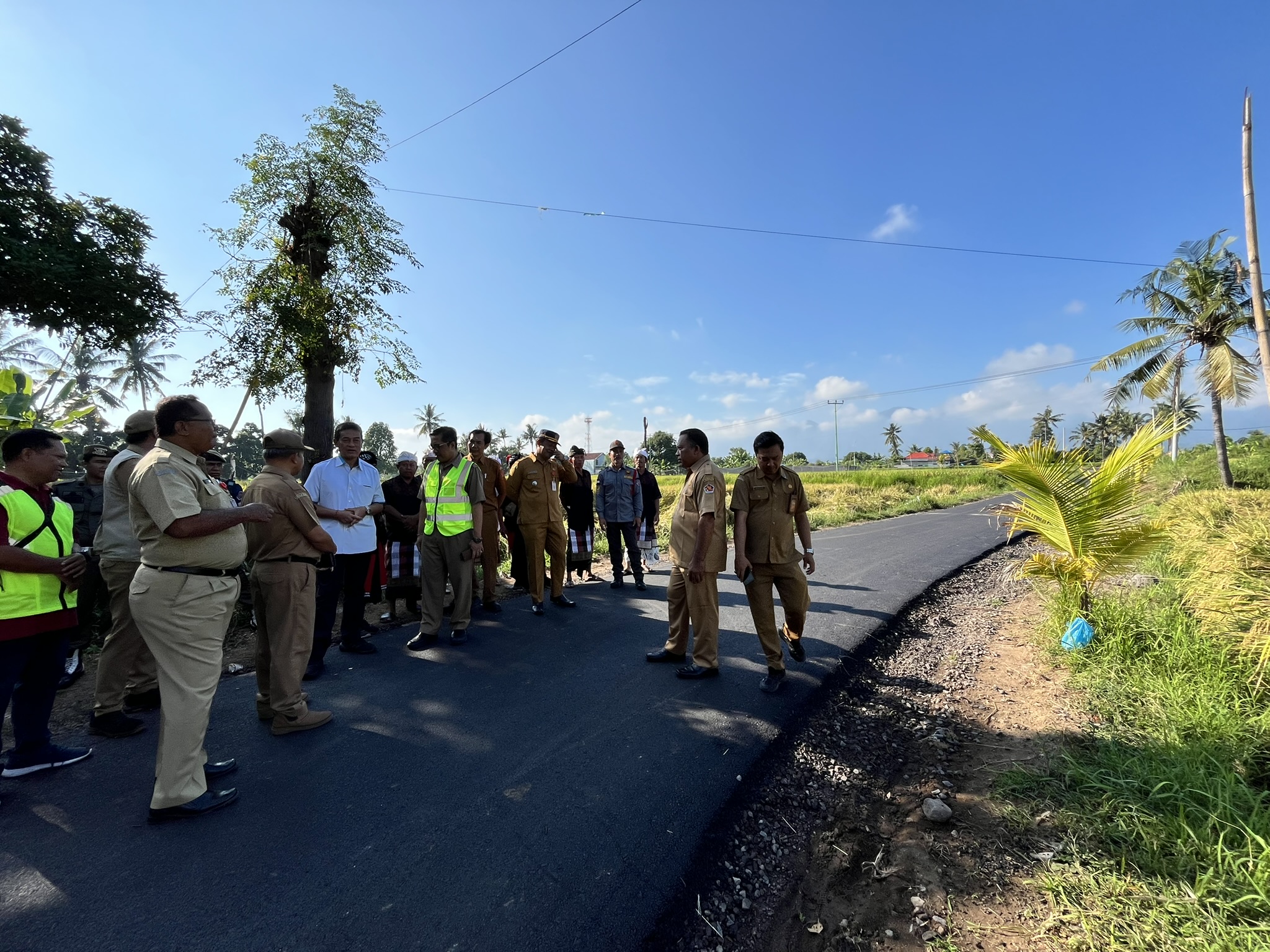 TINJAU: Peninjauan pengaspalan jalan di Lingkungan Padangkeling, Kelurahan Banyuning, Buleleng.