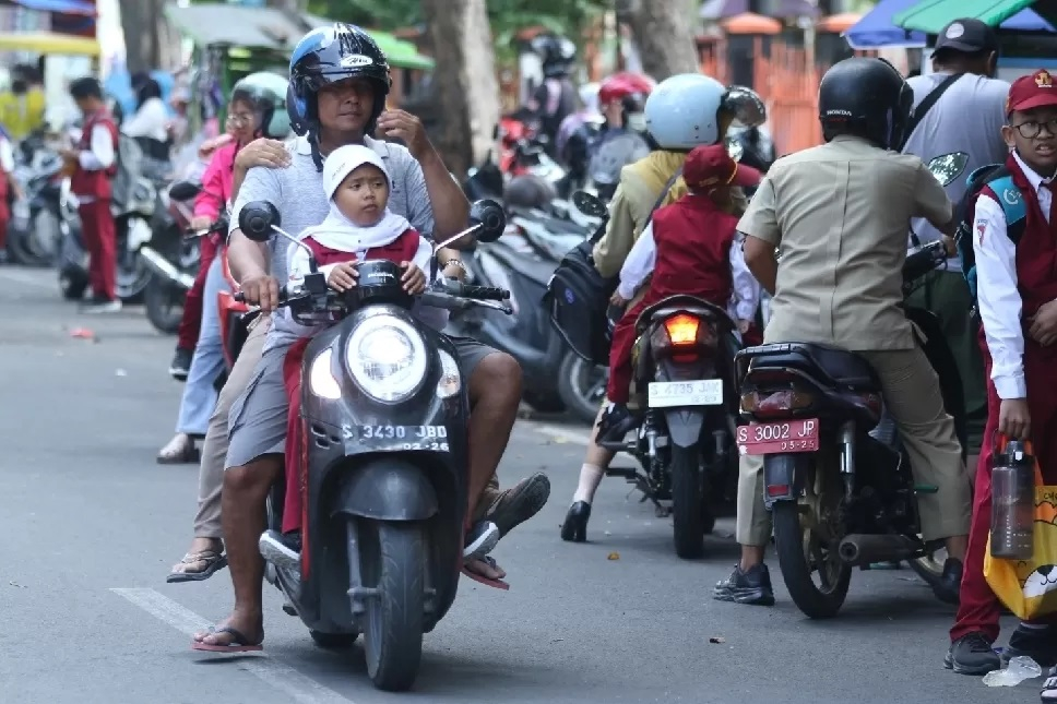 Kementerian BKKBN mengeluarkan Surat Edaran Nomor 7 Tahun 2025 tentang Gerakan Ayah Mengantar Anak di Hari Pertama Sekolah