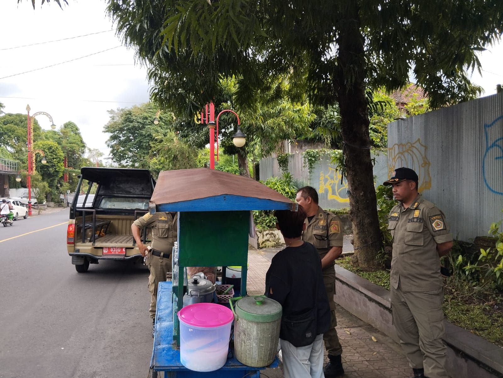 Petugas Satpol PP Gianyar menyasar pedagang kaki lima yang dinilai memanfaatkan fasilitas umum (fasum) untuk berjualan pada Senin (14/7/2025).