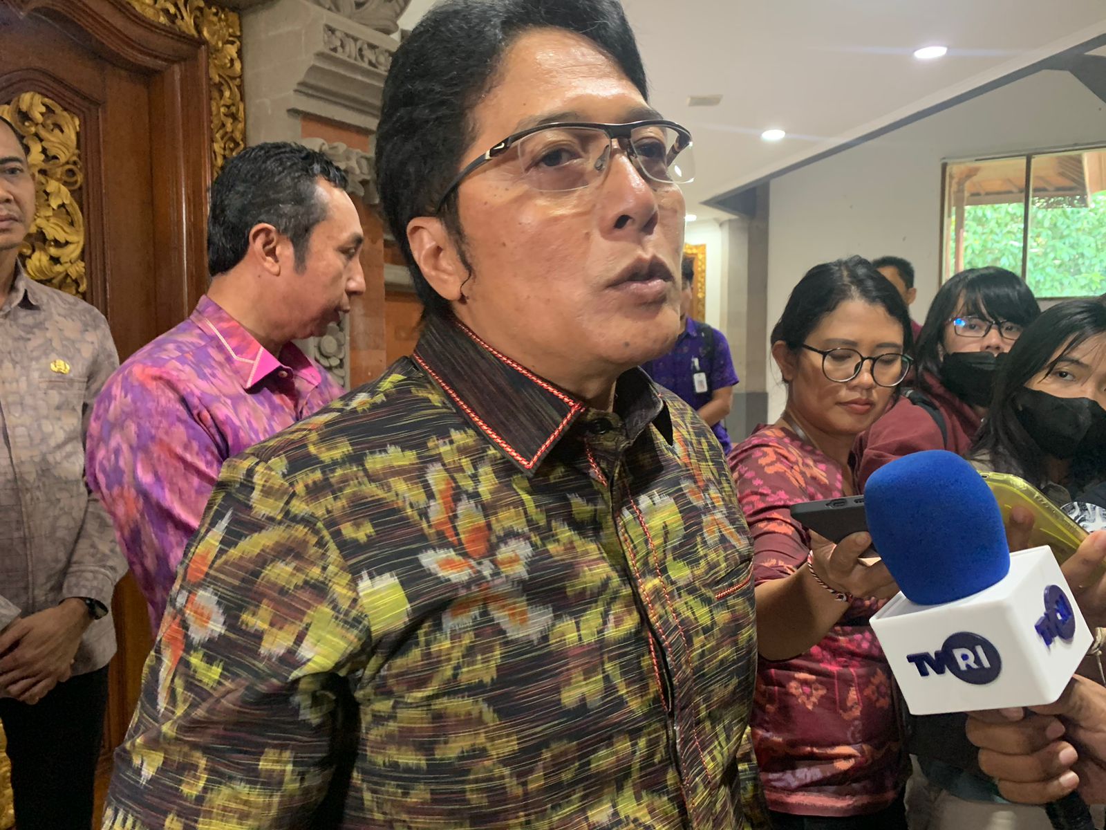 KEBIJAKAN: Wakil Gubernur Bali Nyoman Giri Prasta diwawancara usai menghadiri rapat koordinasi di Kantor Gubernur Bali, Selasa (15/7).