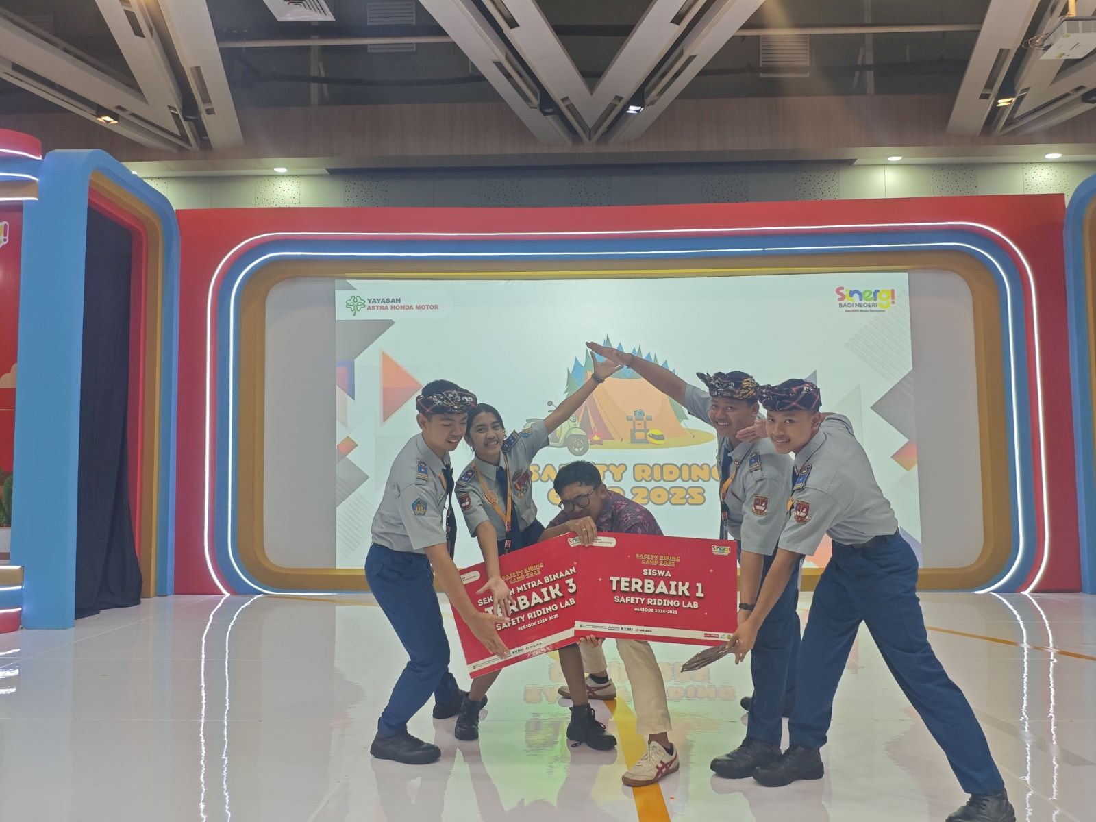 SMA Negeri Bali Mandara meraih dua penghargaan  Safety Riding Camp (SRC) 2025 .