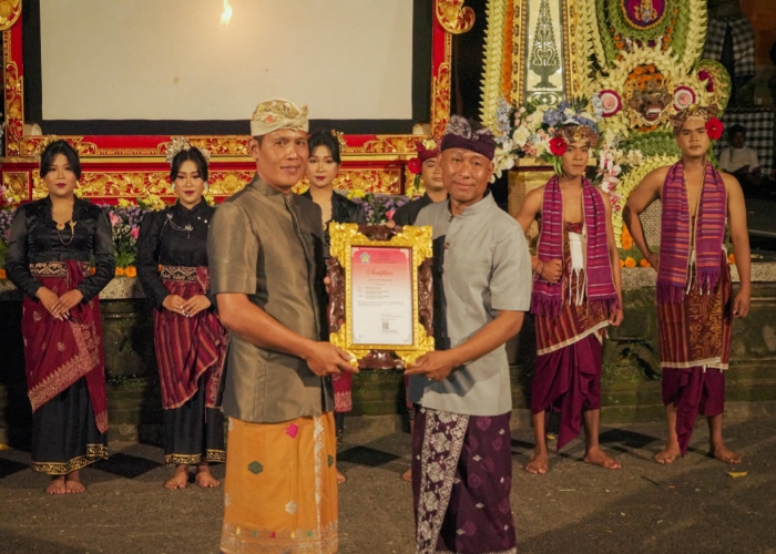 PENAMPILAN: Sanggar Seni Wayang Kulit Parwa Bendu Semara, duta Kabupaten Badung usai tampil di PKB ke-47, Selasa (15/7).