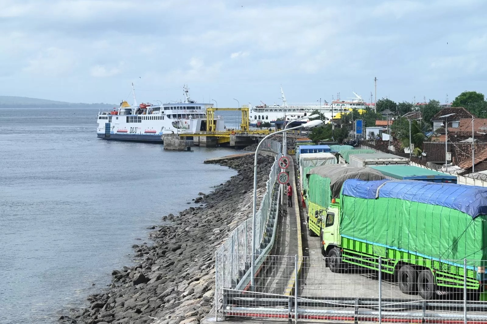 Antrean panjang, 15 kapal lintas Ketapang-Gilimanuk tidak boleh berlayar hingga standar operasi terpenuhi.